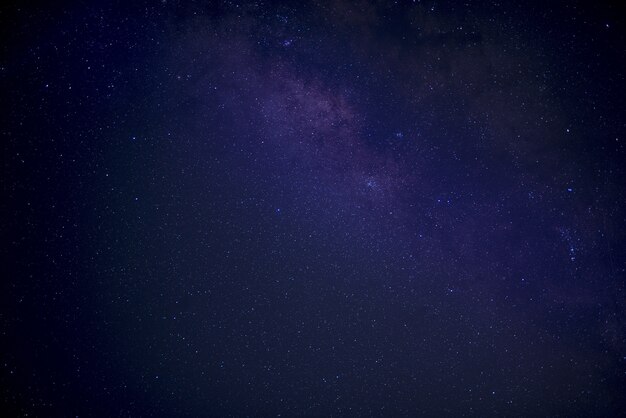 Hermosa foto de un cielo azul y morado lleno de inicios