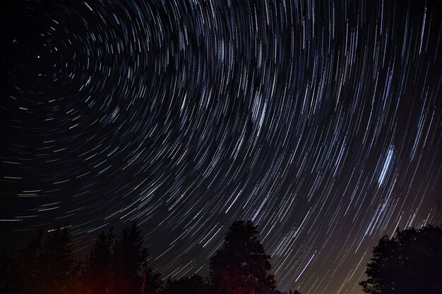 Hermosa foto del cielo nocturno con impresionantes estrellas giratorias