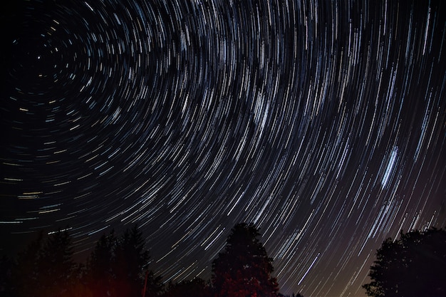 Hermosa foto del cielo nocturno con impresionantes estrellas giratorias