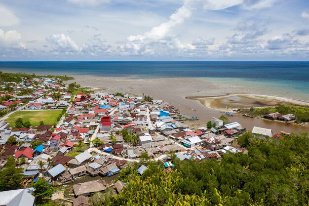 Hermosa foto de la ciudad cerca de la orilla de un mar en calma en las islas Mentawai, Indonesia