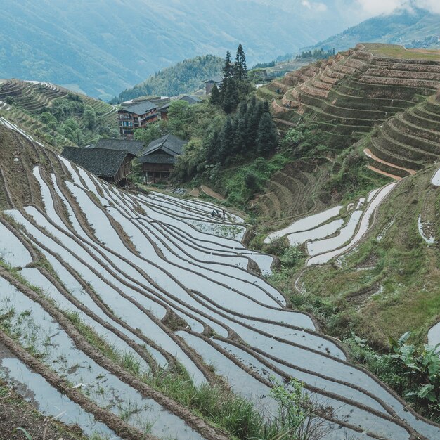 Hermosa foto de una ciudad china rodeada de naturaleza asombrosa