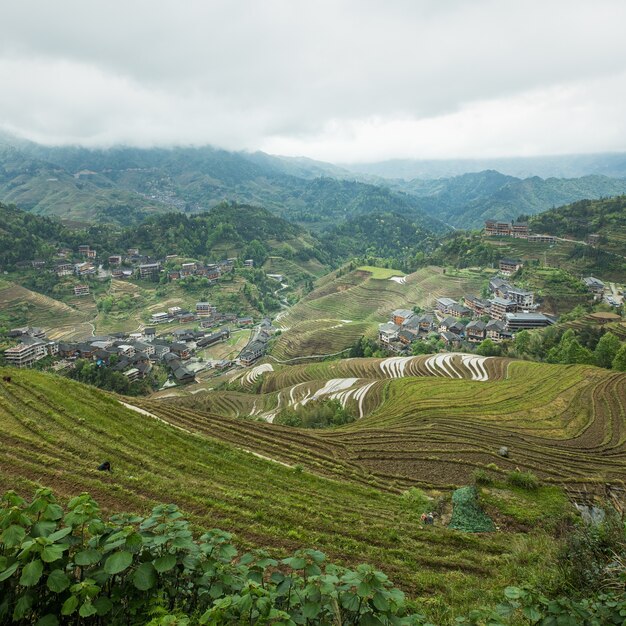 Hermosa foto de una ciudad china rodeada de naturaleza increíble