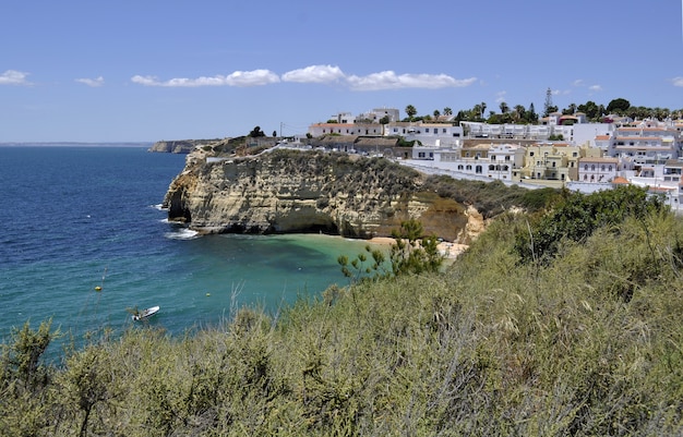 Foto gratuita hermosa foto de una ciudad costera del algarve en portugal