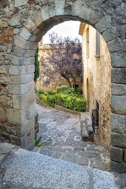 Hermosa foto de una ciudad medieval de Pals