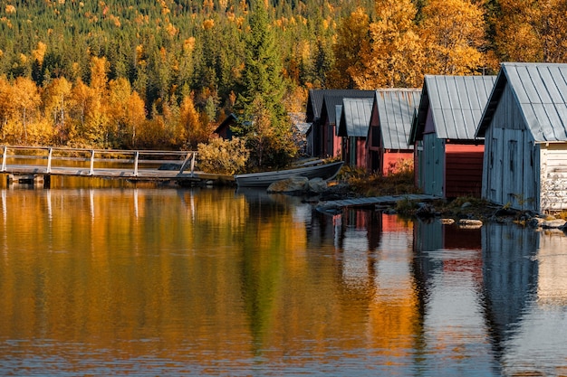 Foto gratuita hermosa foto de cobertizos para botes en otoño