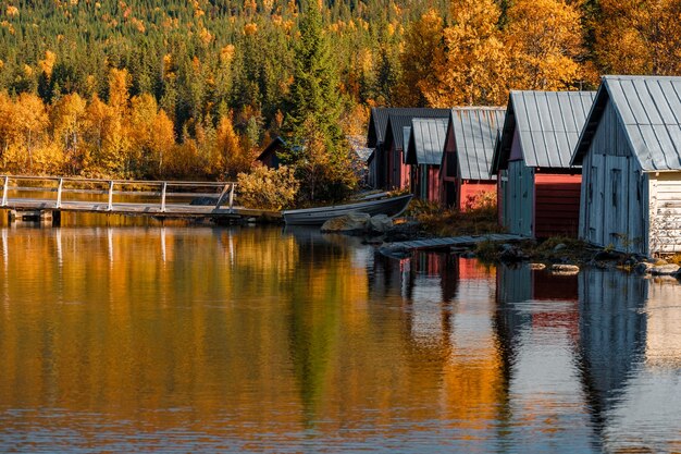 Hermosa foto de cobertizos para botes en otoño