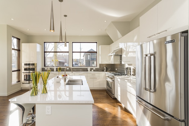 Foto gratuita hermosa foto de una cocina de casa moderna