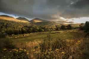 Foto gratuita hermosa foto de las colinas durante la puesta de sol en las montañas de morne en irlanda del norte