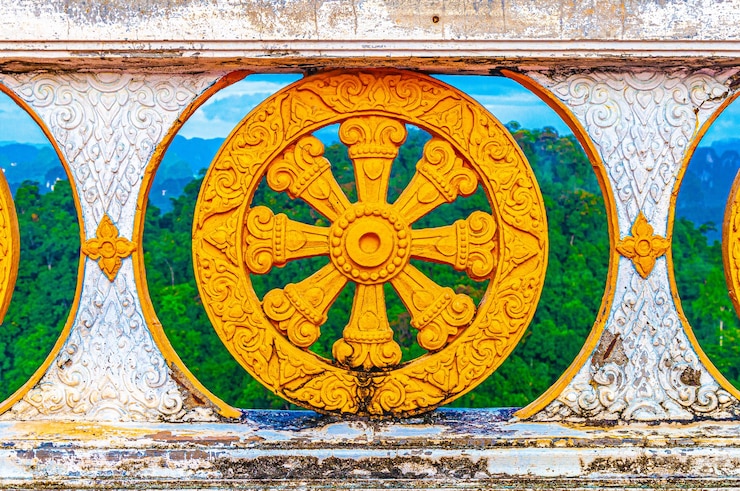 Foto gratuito hermosa foto de la colorida valla de piedra del templo en tailandia con los árboles detrás