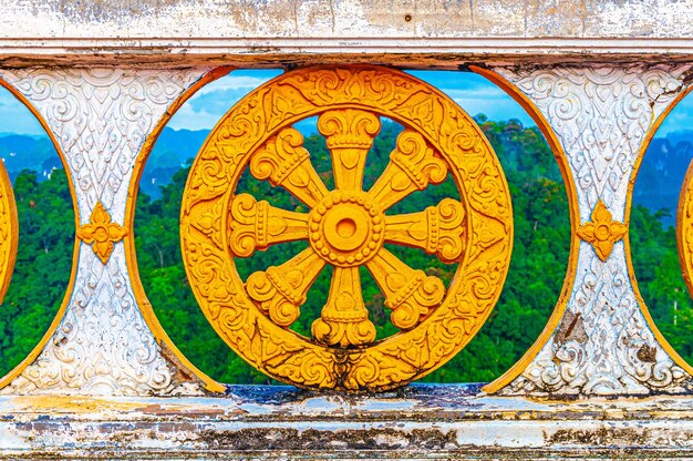 Hermosa foto de la colorida valla de piedra del templo en Tailandia con los árboles detrás