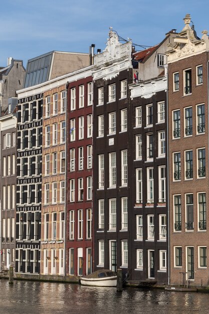 Hermosa foto de coloridos edificios en Amsterdam, Países Bajos