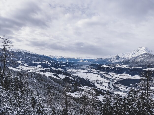 Hermosa foto de una cordillera en un día frío y con nieve en los Estados Unidos