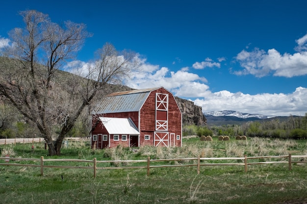 Hermosa foto del corral de madera roja en el campo