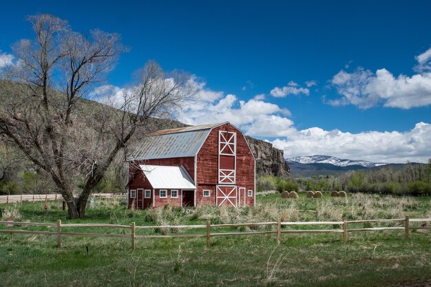 Hermosa foto del corral de madera roja en el campo