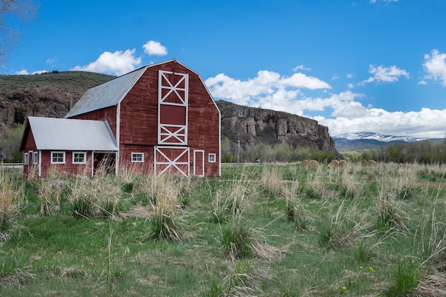 Hermosa foto del corral de madera roja en el campo