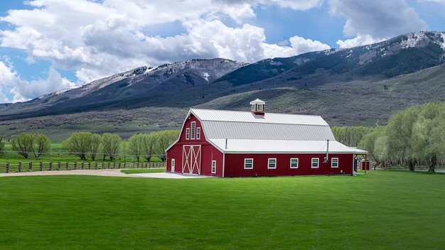 Hermosa foto del corral de madera roja en el campo