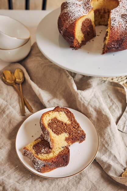 Hermosa foto de un delicioso pastel de anillo puesto en una placa blanca.