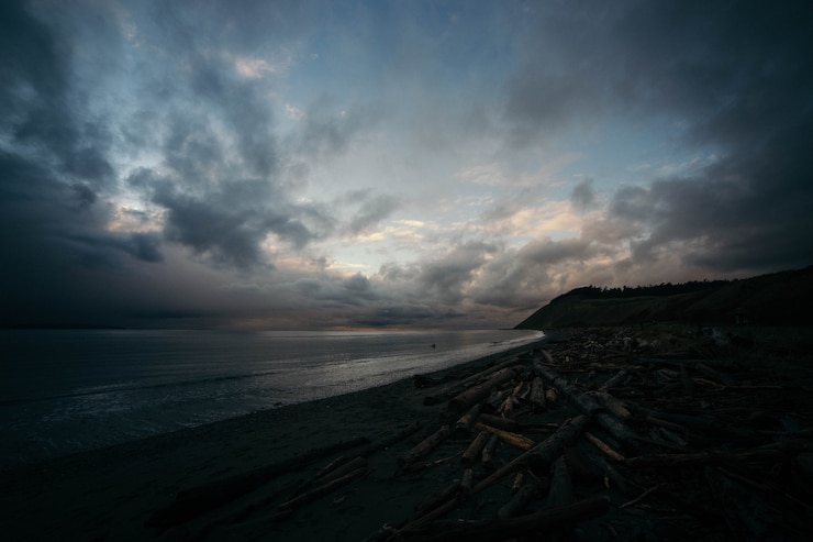 Foto gratuito hermosa foto dramática de la costa del océano con un cielo impresionante