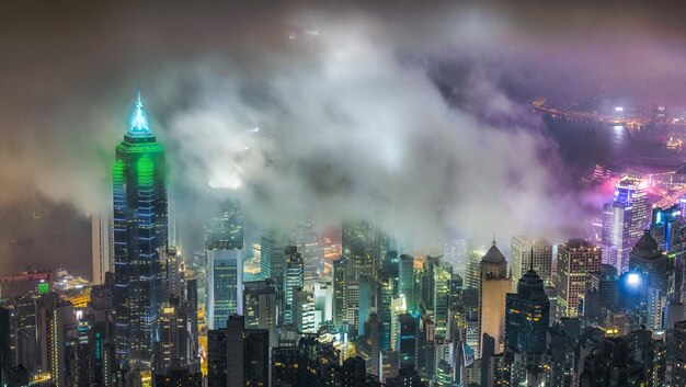 Hermosa foto de edificios altos de la ciudad bajo un cielo nublado por la noche