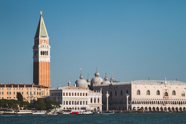 Hermosa foto de edificios y barcos en la distancia en los canales de Venecia, Italia