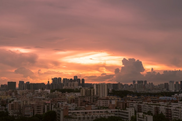 Hermosa foto de edificios bajo un cielo nublado rosa