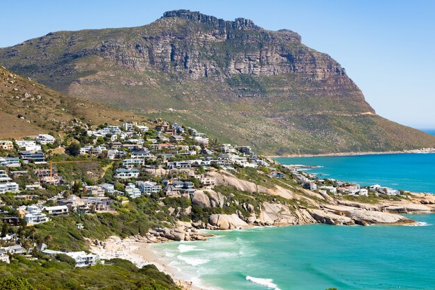 Hermosa foto de edificios en una colina en la playa turquesa en Ciudad del Cabo, Sudáfrica
