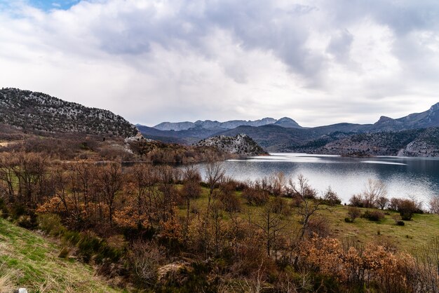 Hermosa foto del embalse de Barrios de Luna en León, España