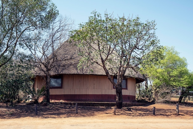 Hermosa foto de una enorme cabaña africana con un cielo azul claro