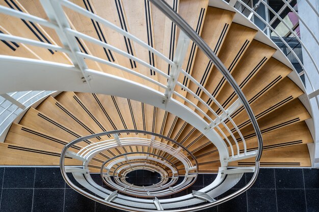 Hermosa foto de las escaleras con una escalera de caracol