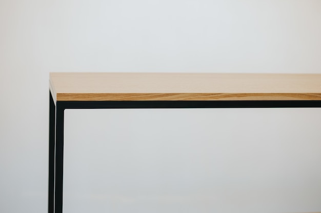 Foto gratuita hermosa foto de un estante moderno de madera aislado sobre un fondo blanco.