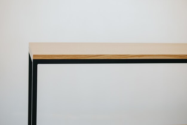 Hermosa foto de un estante moderno de madera aislado sobre un fondo blanco.