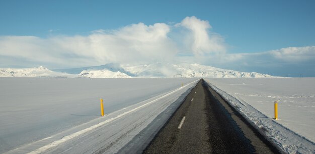 Hermosa foto de una estrecha carretera de hormigón que conduce a un glaciar