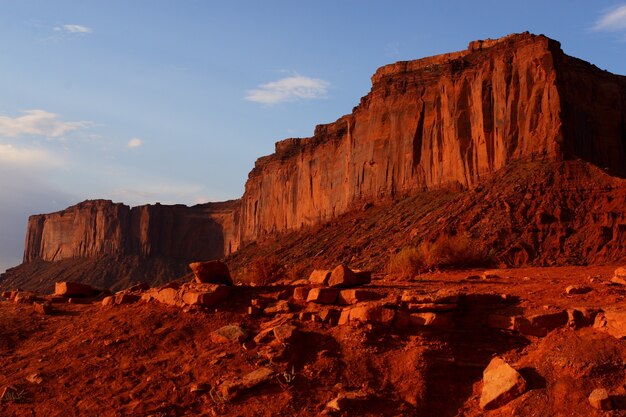 Hermosa foto de formaciones rocosas de arenisca en el Oljato-Monument Valley en Utah, EE.