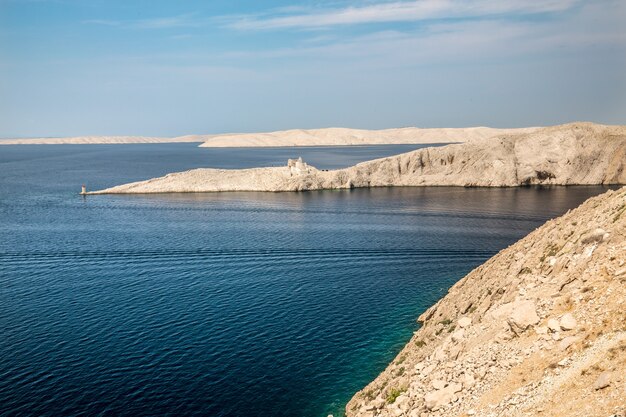 Hermosa foto de la Fortica bajo un cielo nublado azul en Miskovici, Croacia