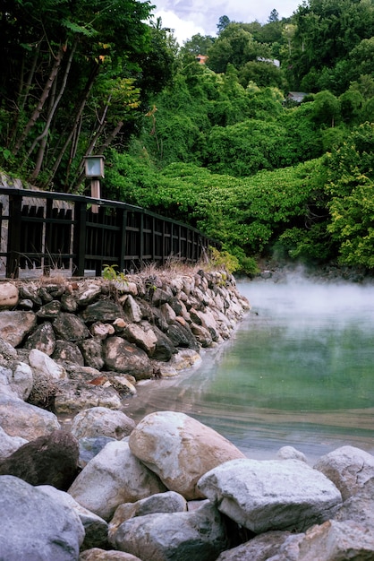 Hermosa foto de una fuente termal en el valle termal de Beitou, Taipei, Taiwán.