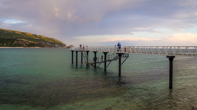 Hermosa foto de gente en el puerto en el Parque Natural da Arrábida, Casal, Portugal