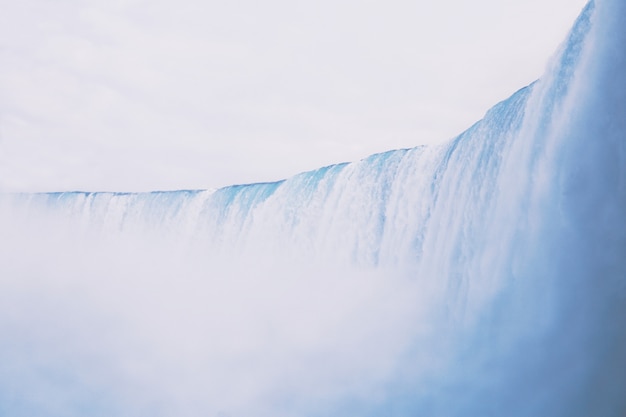 Hermosa foto de una gran cascada con un cielo despejado increíble en el fondo