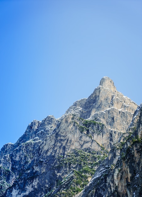 Hermosa foto de una gran montaña rocosa con cielo azul claro