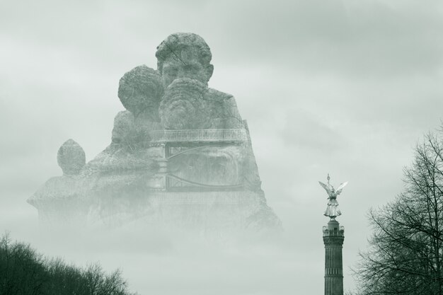 Hermosa foto de un gran monumento de piedra rodeado de niebla