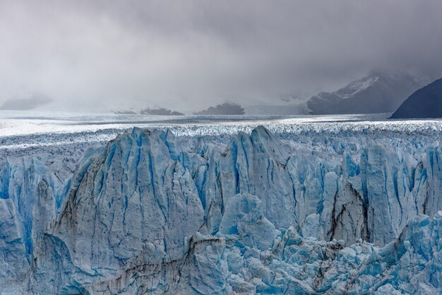 Hermosa foto de grandes glaciares de hielo azul