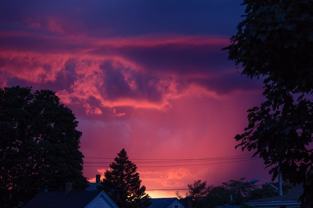 Hermosa foto de la hermosa puesta de sol púrpura oscuro en el campo