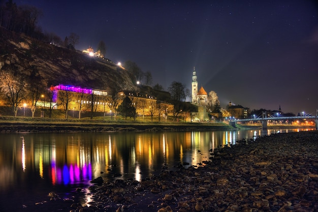 Hermosa foto de la histórica ciudad de Salzburgo que se refleja en el río durante la noche