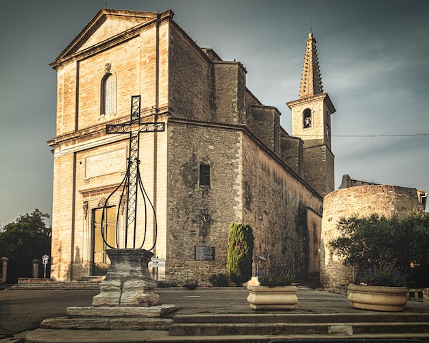 Hermosa foto de una iglesia en Francia con un cielo gris de fondo