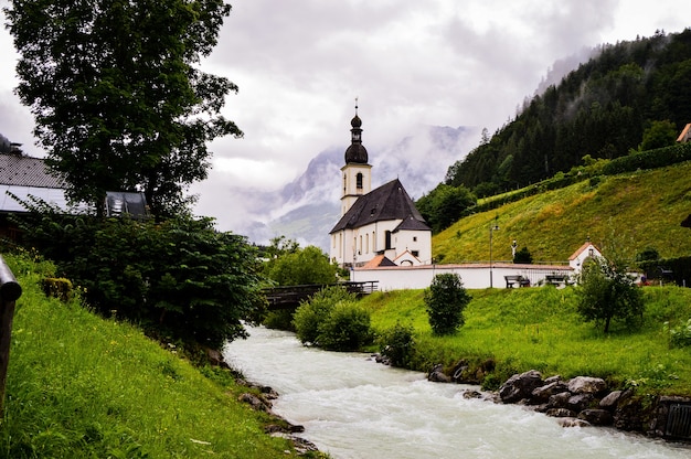 Hermosa foto de una iglesia parroquial de San Sebastián en Ramsau, Alemania