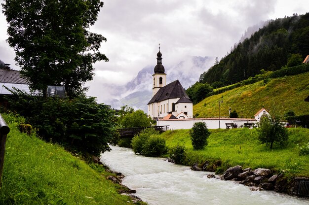 Hermosa foto de una iglesia parroquial de San Sebastián en Ramsau, Alemania