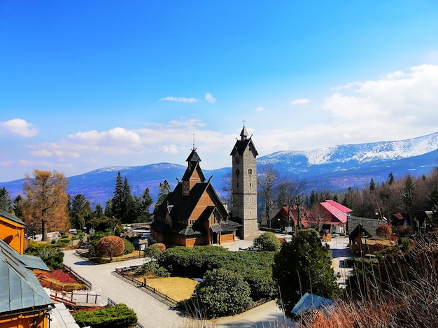 Hermosa foto de la iglesia Wang y una torre en Karpacz, Polonia