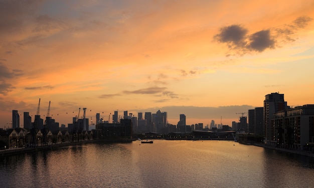 Hermosa foto de un increíble paisaje urbano durante una puesta de sol