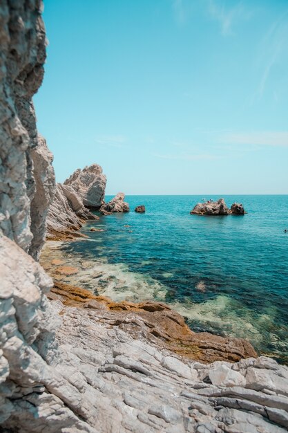 Hermosa foto de una isla tropical rodeada de agua clara en un día soleado