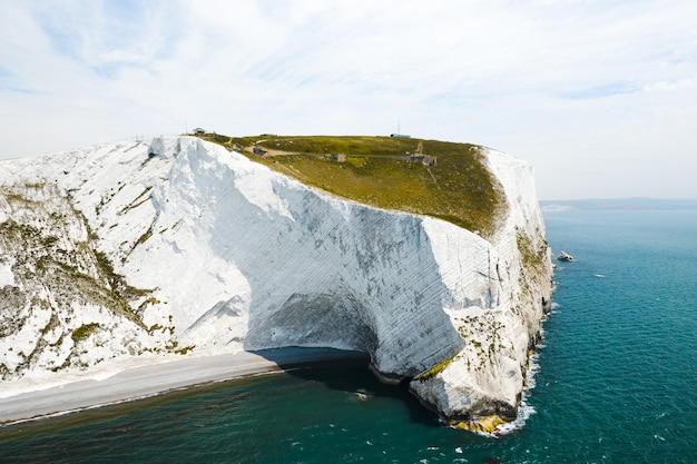 Hermosa foto de la Isla de Wight bajo el cielo azul claro brillante