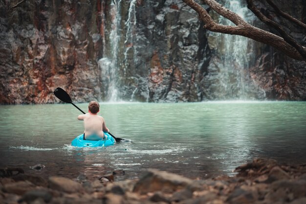 Hermosa foto de un joven en kayak en un lago